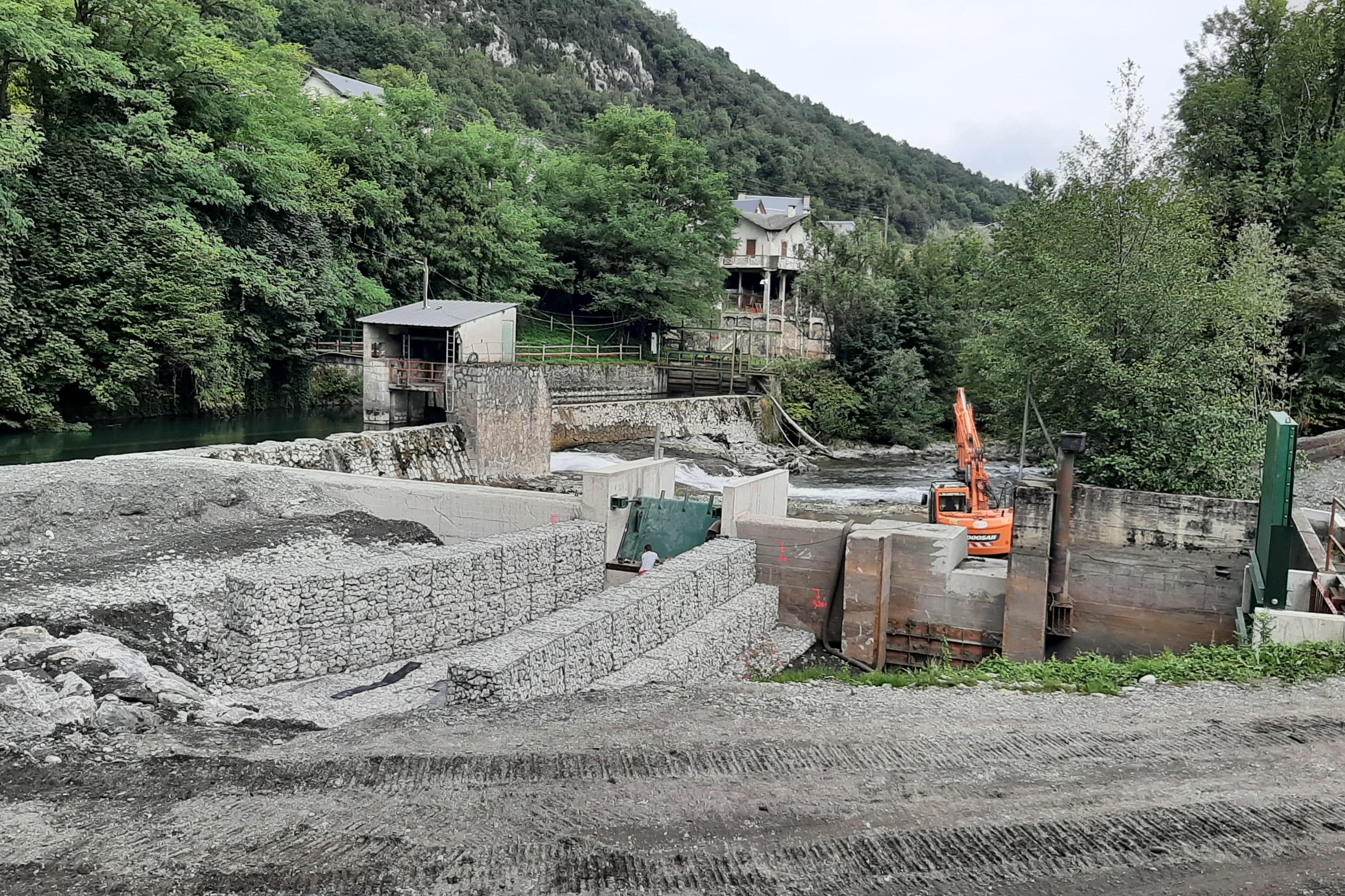 Quand le gabion s'associe au génie civil en rivière