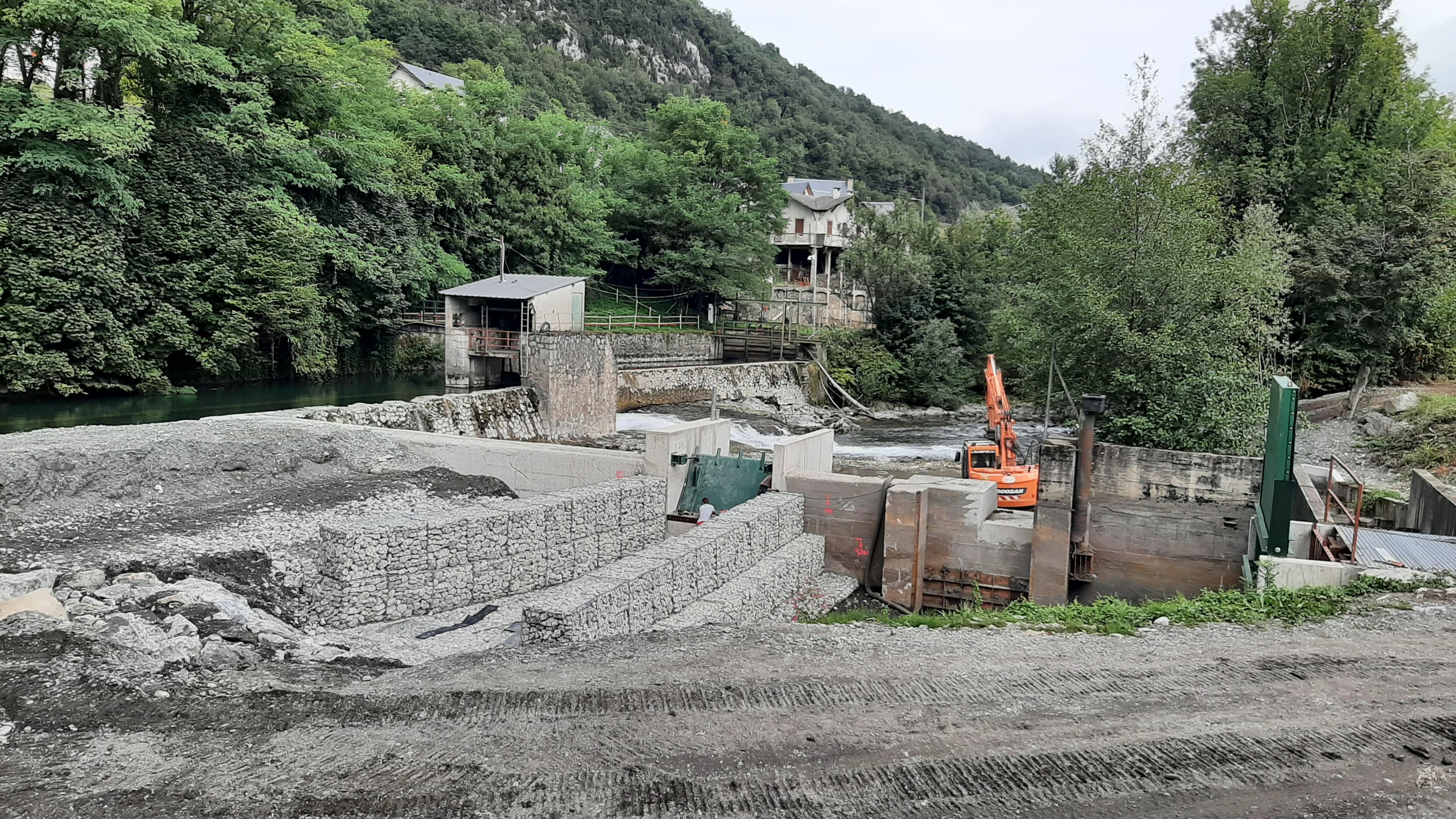 Quand le gabion s'associe au génie civil en rivière